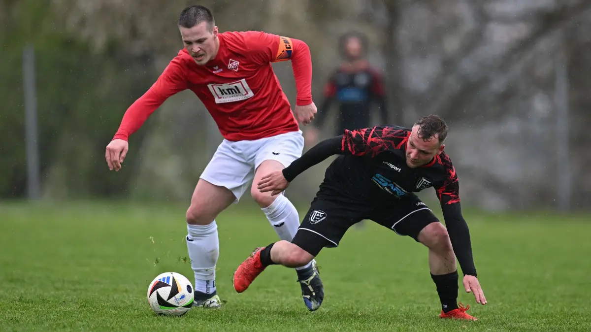 Kreisliga A2, 22. Spieltag, SGM Kirchentellinsfurt/Kusterdingen - TSV Mähringen: Kreisliga A2, 22. Spieltag, SGM Kirchentellinsfurt/Kusterdingen - TSV Mähringen, 12.04.2026 - links Paul Weizäcker (SGM) - rechts Felix Fetzer (Mähringen)
Foto: Axel Grundler