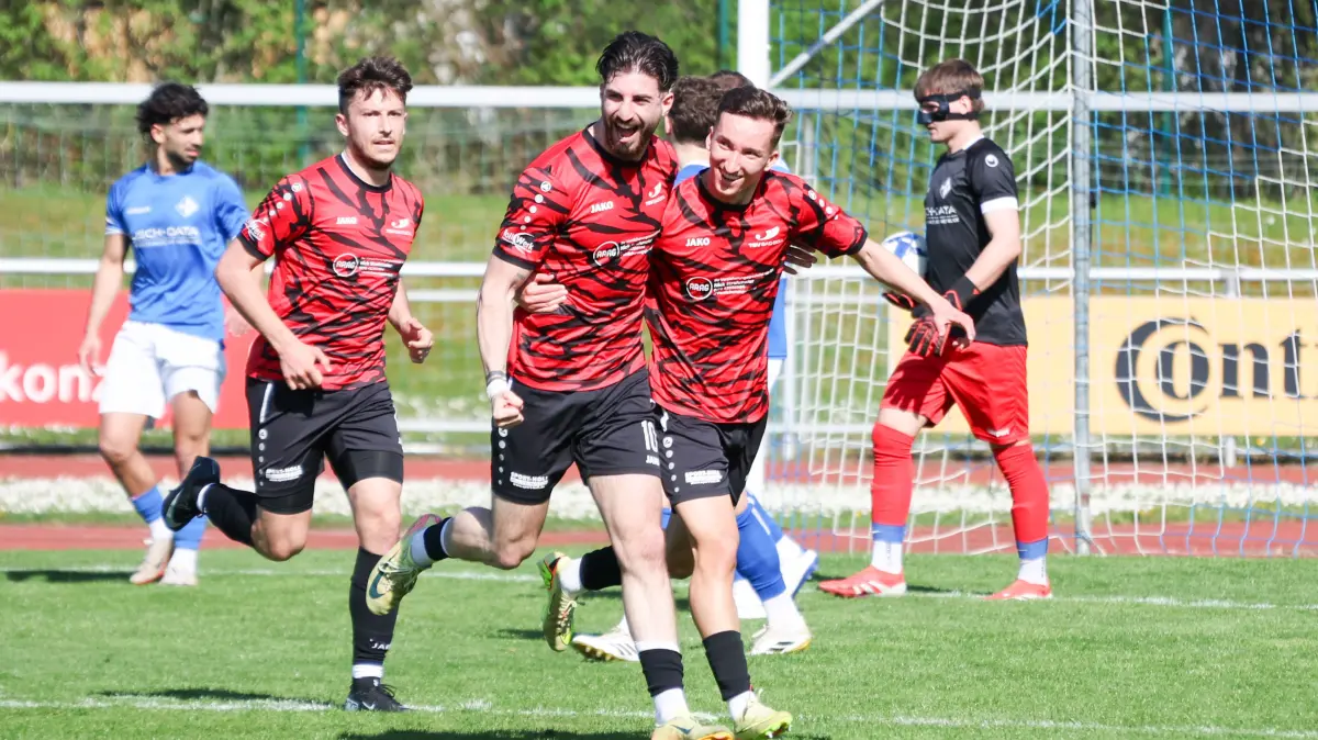 1. FC Eislingen - TSV Bad Boll
Baran Ates (10), links, hat gut lachen, nach seinem Treffer zum 0:1. Rechts Francisco Römpfer (7).