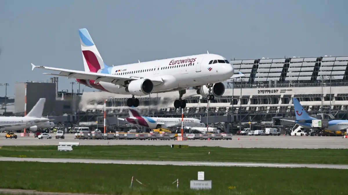 Eurowings am Flughafen Stuttgart: ARCHIV - 28.04.2025, Baden-Württemberg, Stuttgart: Ein Flugzeug der Fluggesellschaft Eurowings landet auf dem Stuttgarter Flughafen. (zu dpa: «So trifft der Pilotenstreik Flüge von und nach Stuttgart») Foto: Bernd Weißbrod/dpa +++ dpa-Bildfunk +++