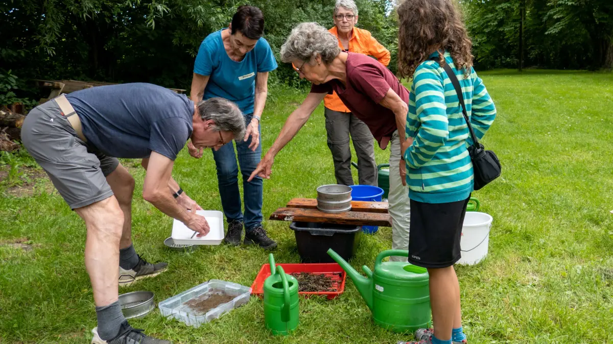 (ohne Überschrift): Vorsicht: Dieses Foto ist möglicherweise nur für den einstigen Verlag Schwäbisches Tagblatt verwendbar. Beim Flow-Projekt lud der BUND Ammerbuch Interesierte zur Untersuchung des Käsbachs ein. Bild: Stephan Gokeler