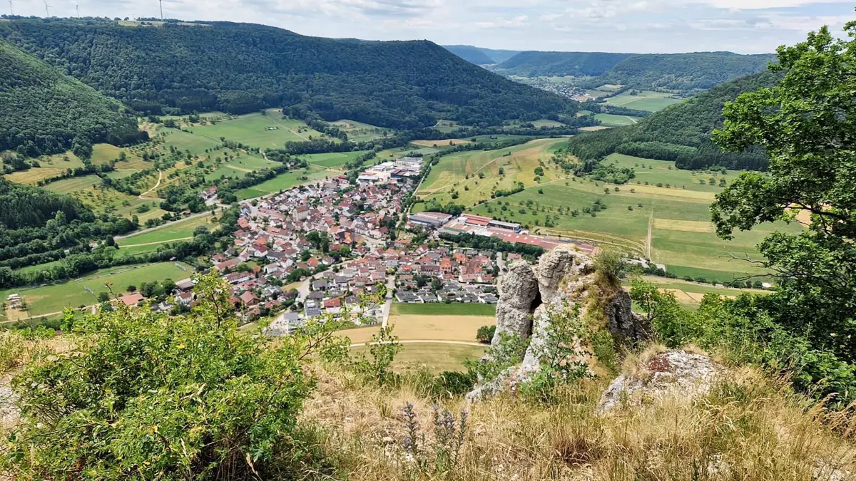 Löwenpfade, hier die Felsenrunde bei Hausen mit Blick auf Hausen im Täle.