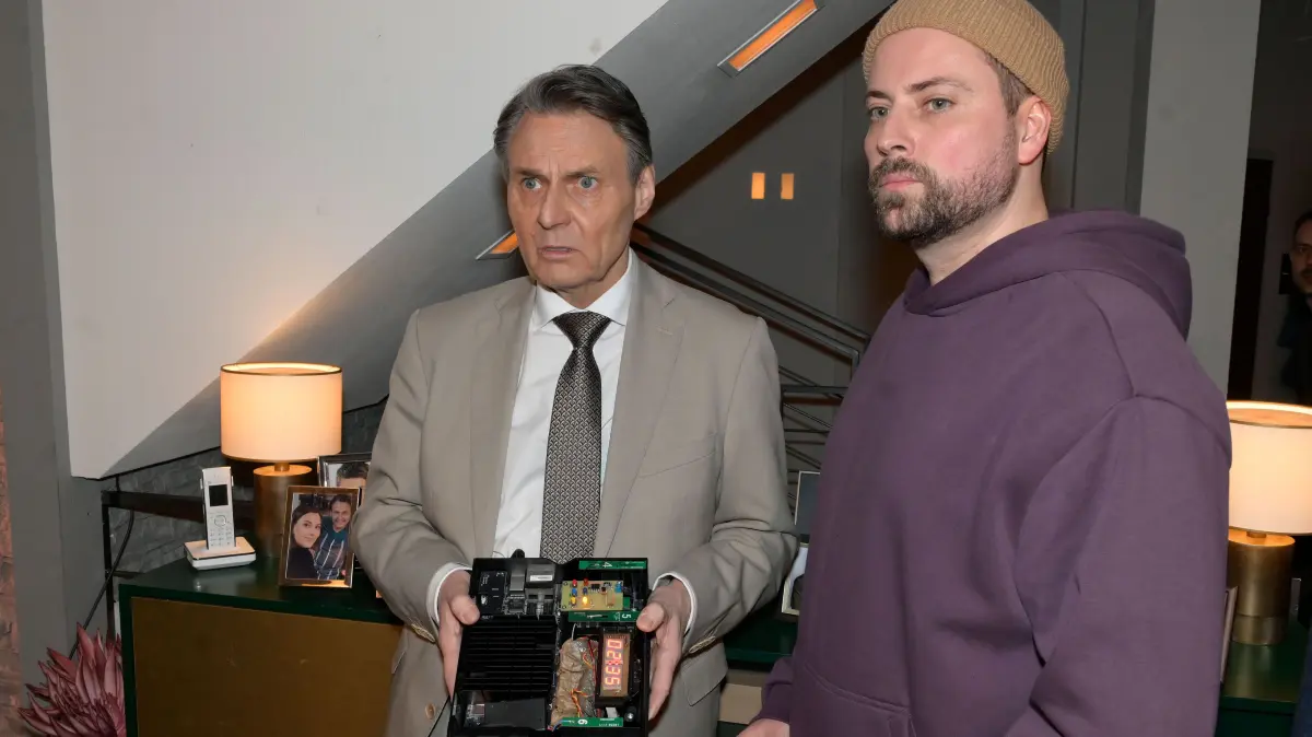 Jo Gerner (Wolfgang Bahro, l.) und John (Felix von Jascheroff) sehen dem Tod ins Auge.