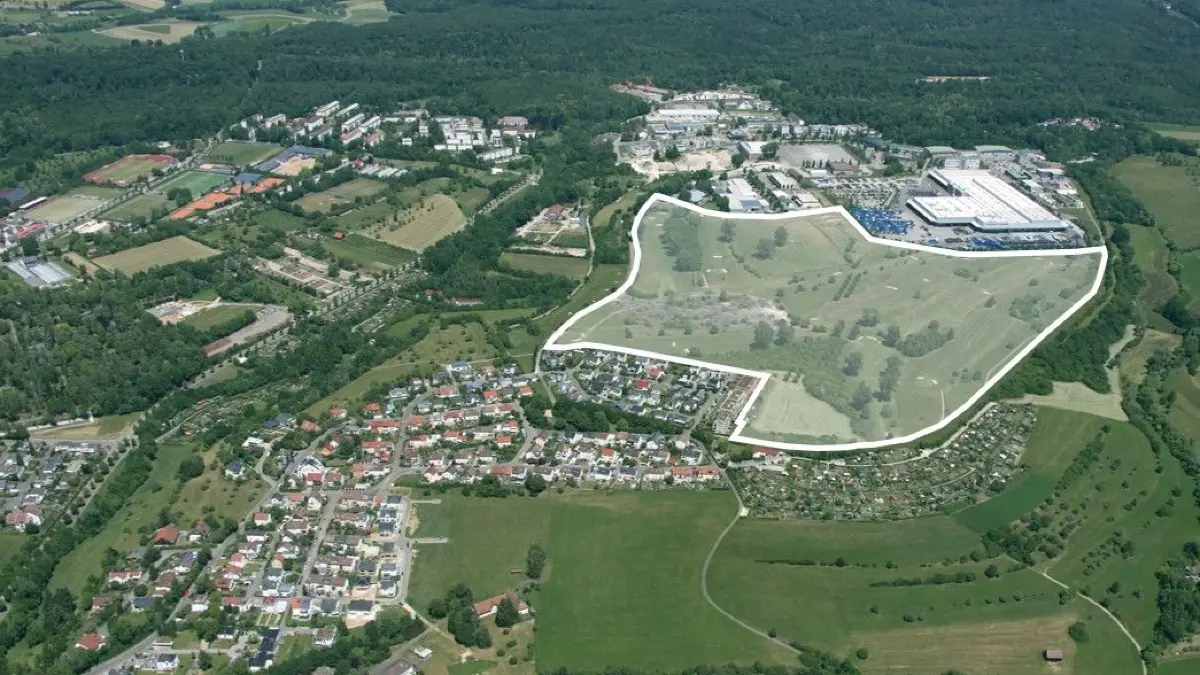 Das Luftbild des Stauferparks und des Golfplatzes zeigt weiß umrandet das Plangebiet zwischen der Wohnsiedlung am Galgenberg (unten) und den Fabrikanlagen der Firma Kleemann (rechts oben). Geplant sind dort nun Wohnflächen angrenzend an das bestehende Wohngebiet im Süden, und Gewerbeflächen südlich der Firma Kleemann. Dazwischen ein Streifen mit Grünland.