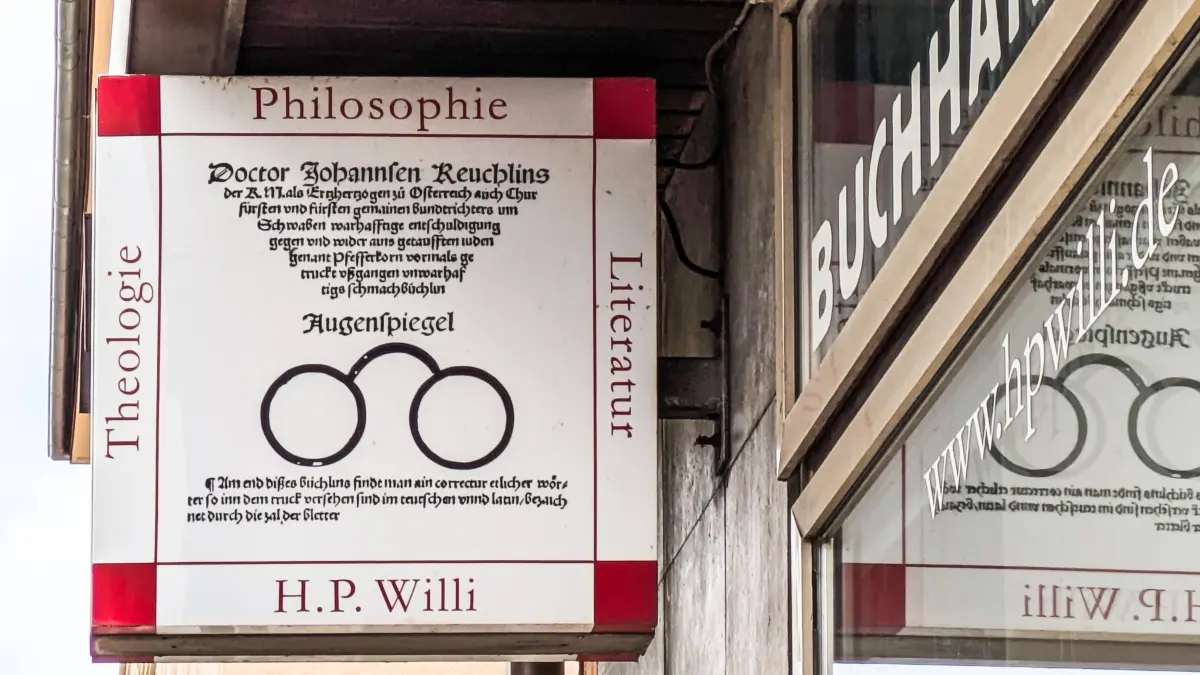Sicher eine der ausgefallensten Stadtschriften Tübingens: Das Logo des Antiquaroiats H. P. Willi.