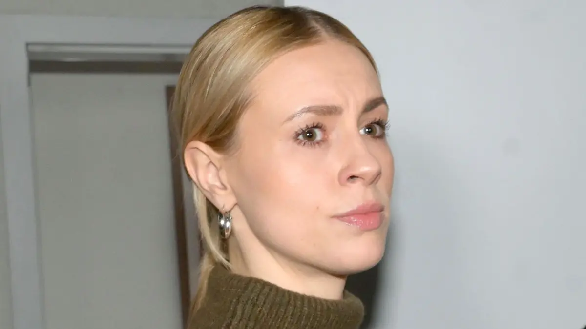 Zoe (Lara Dandelion Seibert) plant ihre Flucht aus Berlin.