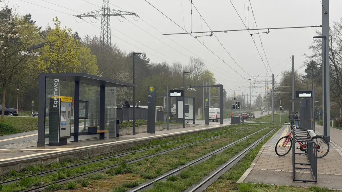 Leere bei der Haltestelle Egertweg am Montagmorgen während des ÖPNV-Streiks.
