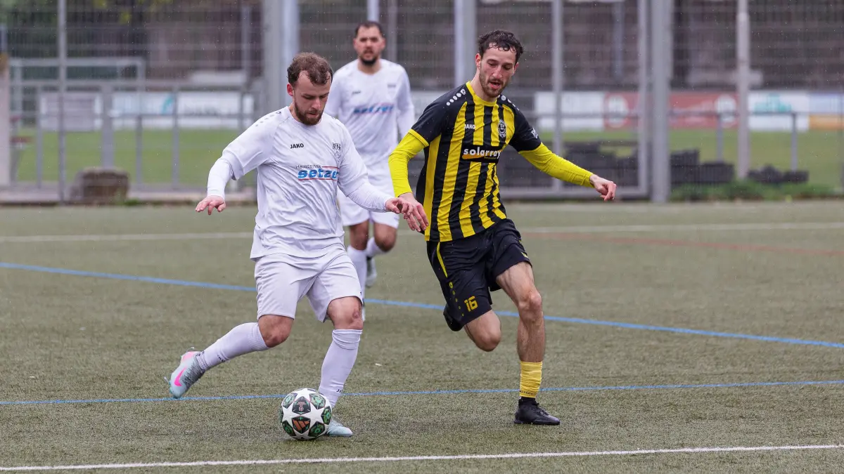 Fußball Kreisliga A3: Fußball Kreisliga A3; TV Altenstadt - TSV Ottenbach;
Arjan Xhaferi (TV Altenstadt, #13) und Jonas Kuckartz (TSV Ottenbach, #16);
12.04.2026; Geislingen.
Foto: Thomas Madel