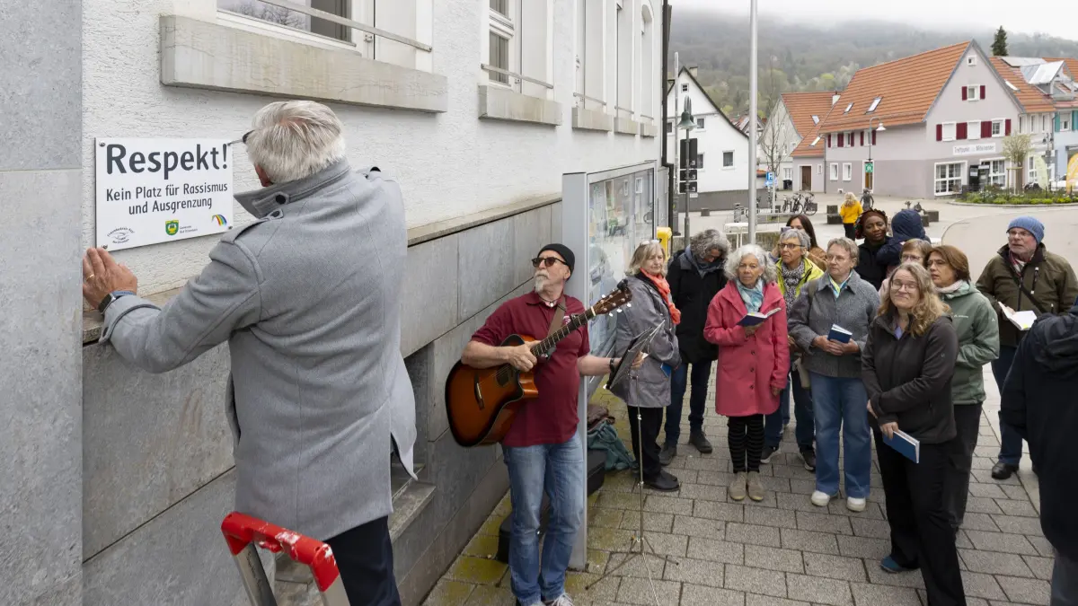 Bad Ditzenbacher - Wiederholte Anbringung des Schildes "Respekt" am Rathaus