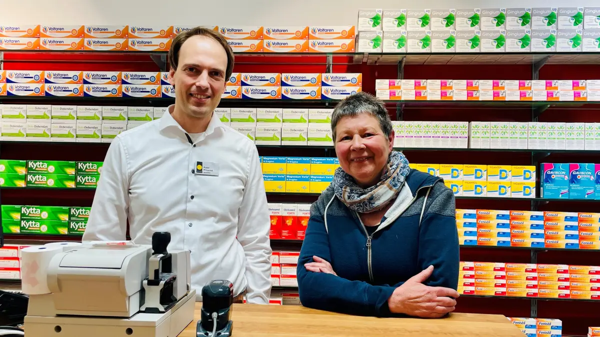Ihr neuer Chef, Peter Prowald aus der Sonnen-Apotheke, freut sich über Zuwachs für sein Team: Gabriele Seifert sagt: "Besser hätte es nicht kommen können."