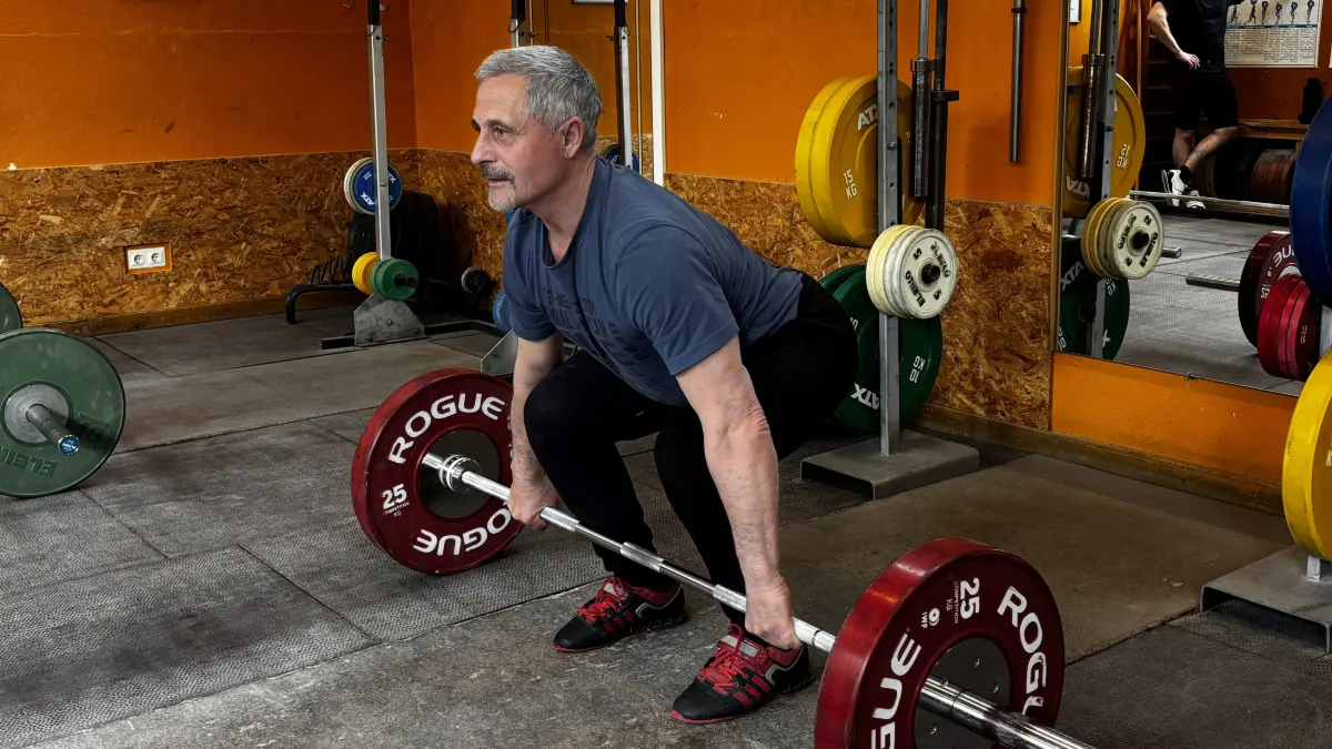 Waldemar Altvater trainiert dreimal pro Woche im Trainingsraum des ASV in einer Grundschule in Offenhausen.