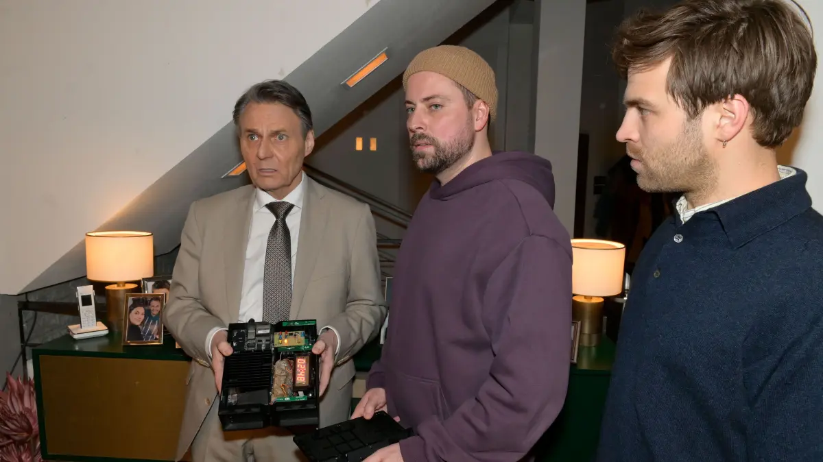 Bombenfund bei GZSZ: Jo Gerner (Wolfgang Bahro, l.), John (Felix von Jascheroff, M.) und Julian (Onno Buß) erkennen, dass sie von Zoe in eine Falle gelockt worden sind.