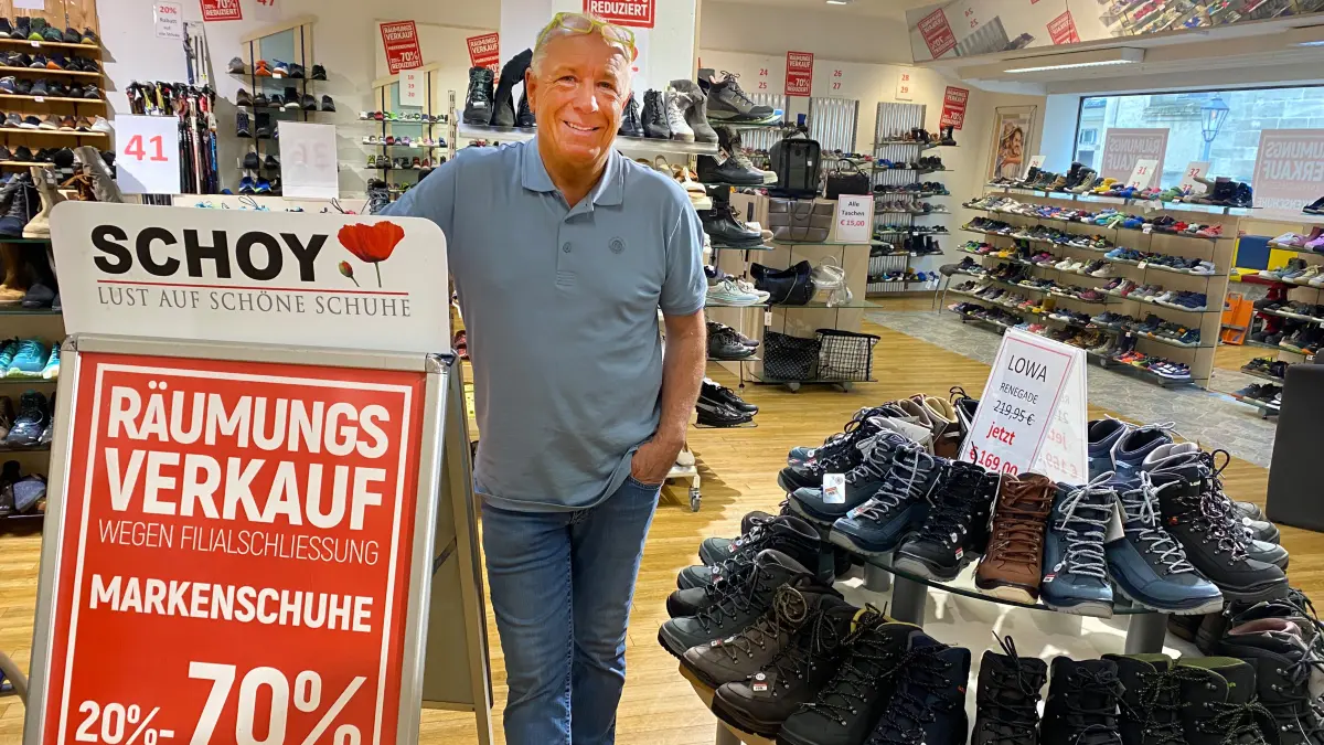 Herbert Lindner hat den Räumungsverkauf eröffnet. Der Schuhhändler schließt nach 28 Jahren seine Hechinger Filiale.