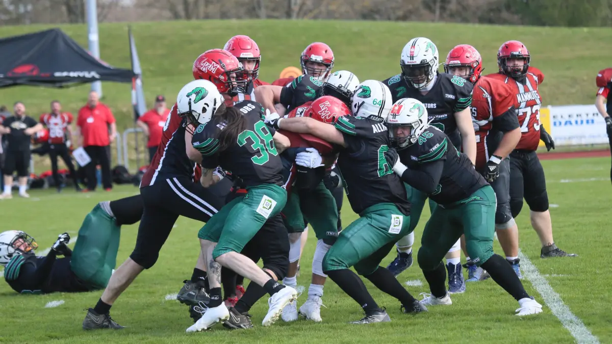 Voller Einsatz im Football-Gemenge: Albstadt Alligators beißen sich zum ersten Saisonsieg zum Auftakt gegen die Kuchen Mammuts.