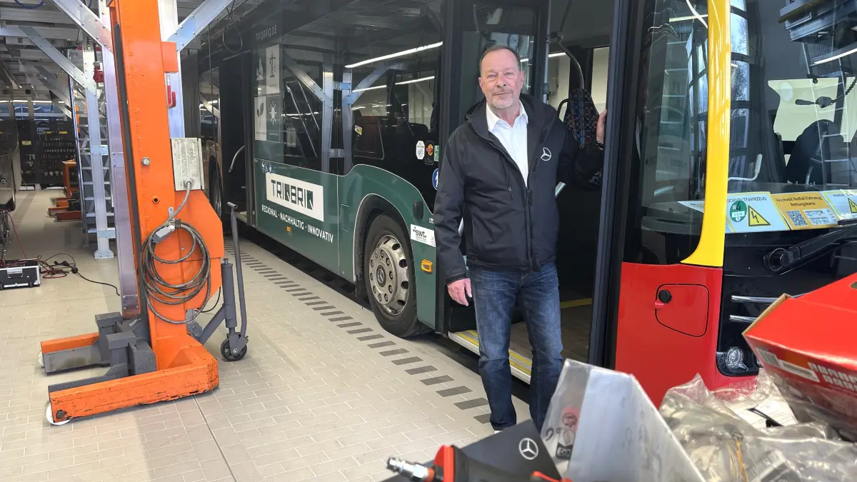 Martin Häcker, Geschäftsführer des Autohauses Seeger, vor einem E-Bus in der neuen Werkstatt.