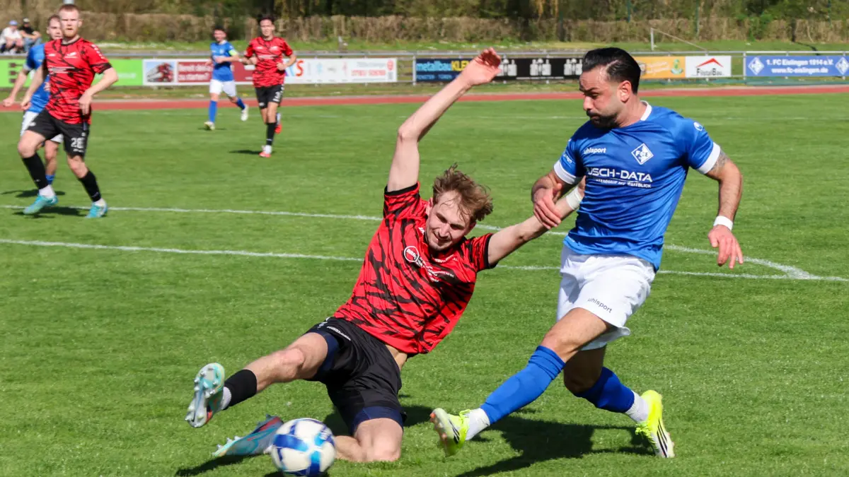 1. FC Eislingen - TSV Bad Boll: 1. FC Eislingen - TSV Bad Boll
Der Boller Mateo Erceg (5) kann den Schuss von Aykut Durna (9) aufs Tor nicht verhindern.