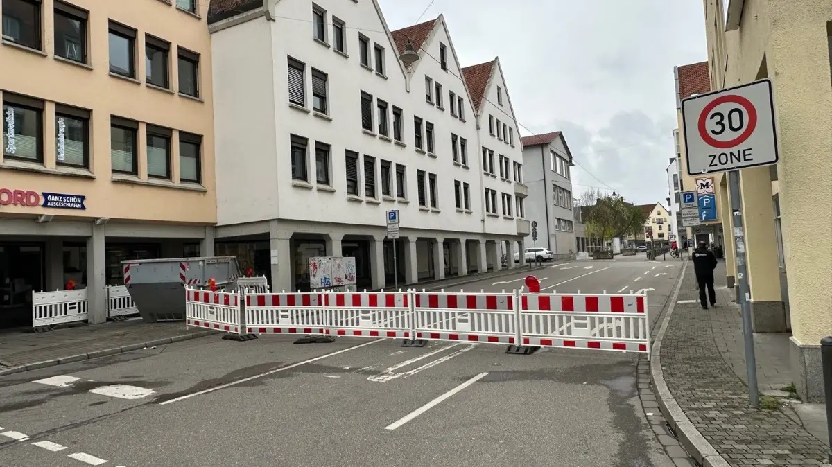 Die Rosengasse ist mit fünf Absperrschranken voll gesperrt. Baustellen, Streich, Polizei