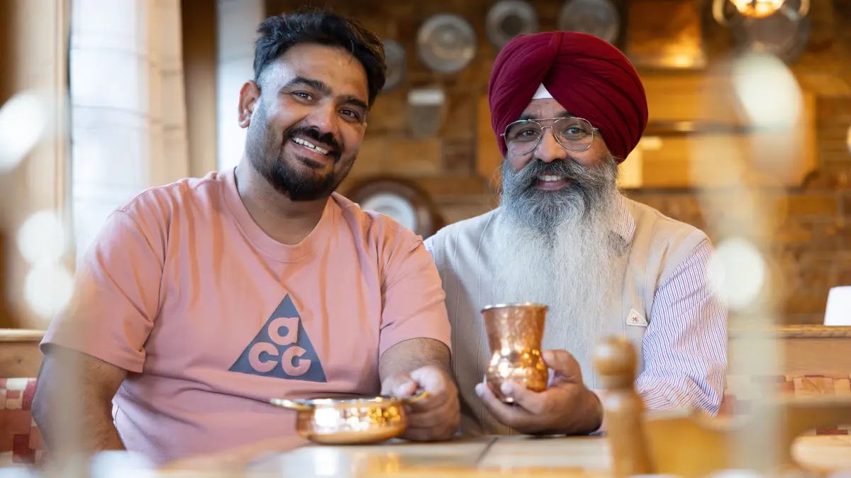 Arvinder und Eckbal Singh servieren mit ihren Familien künftig Crossover-Küche im Dettinger Schützenhaus.