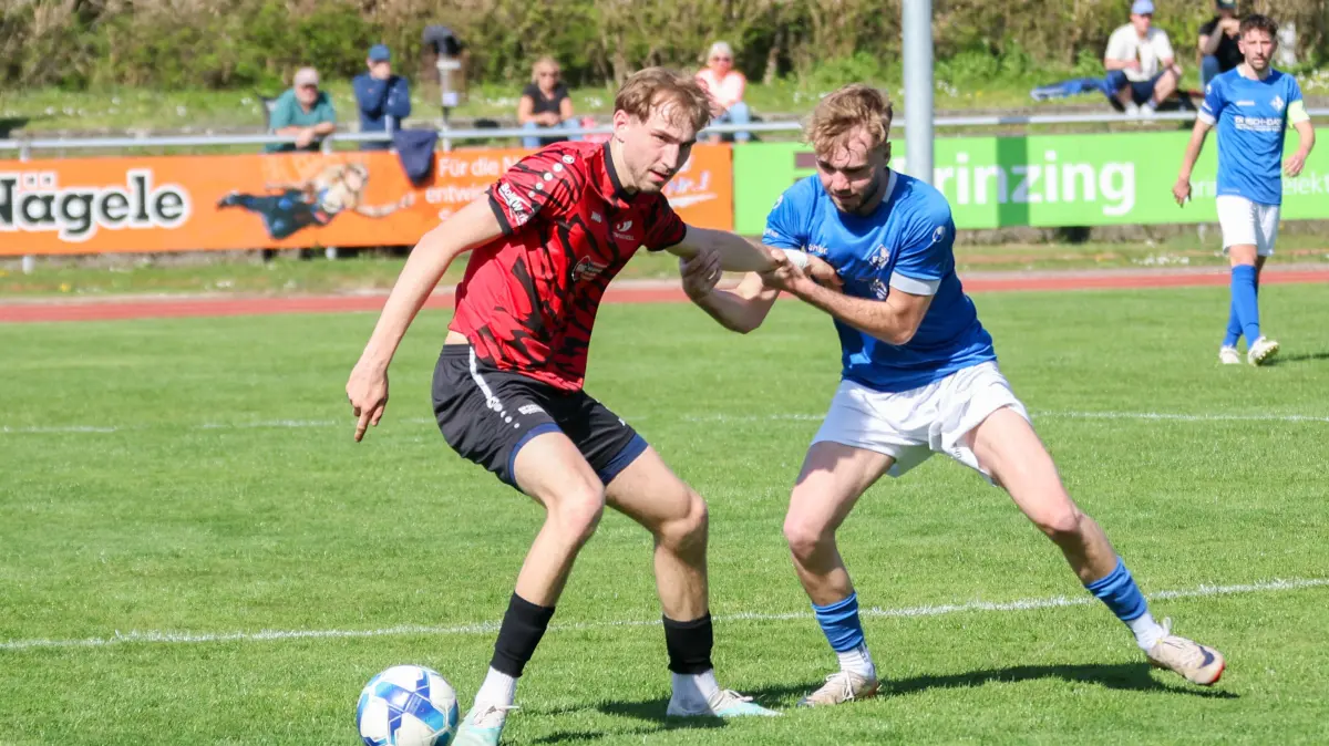 1. FC Eislingen - TSV Bad Boll: 1. FC Eislingen - TSV Bad Boll
Mateo Erceg (5) Zweikampfsieger gegen Eislingens Marcel Hodzic (14).