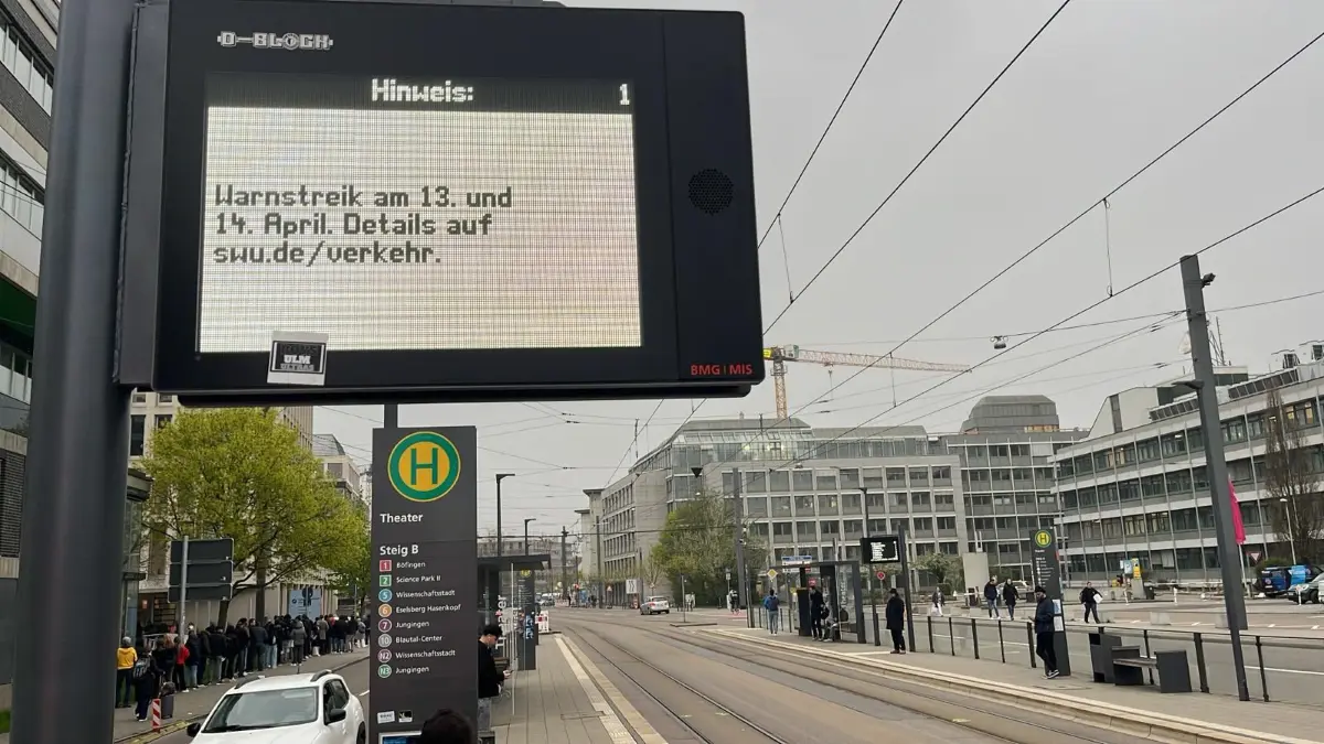 ÖPNV-Streik in Ulm - viele Busse und Straßenbahnen fallen aus und etliche Menschen sind von den Verzögerungen betroffen und kommen zu spät zur Schule oder zur Arbeit.