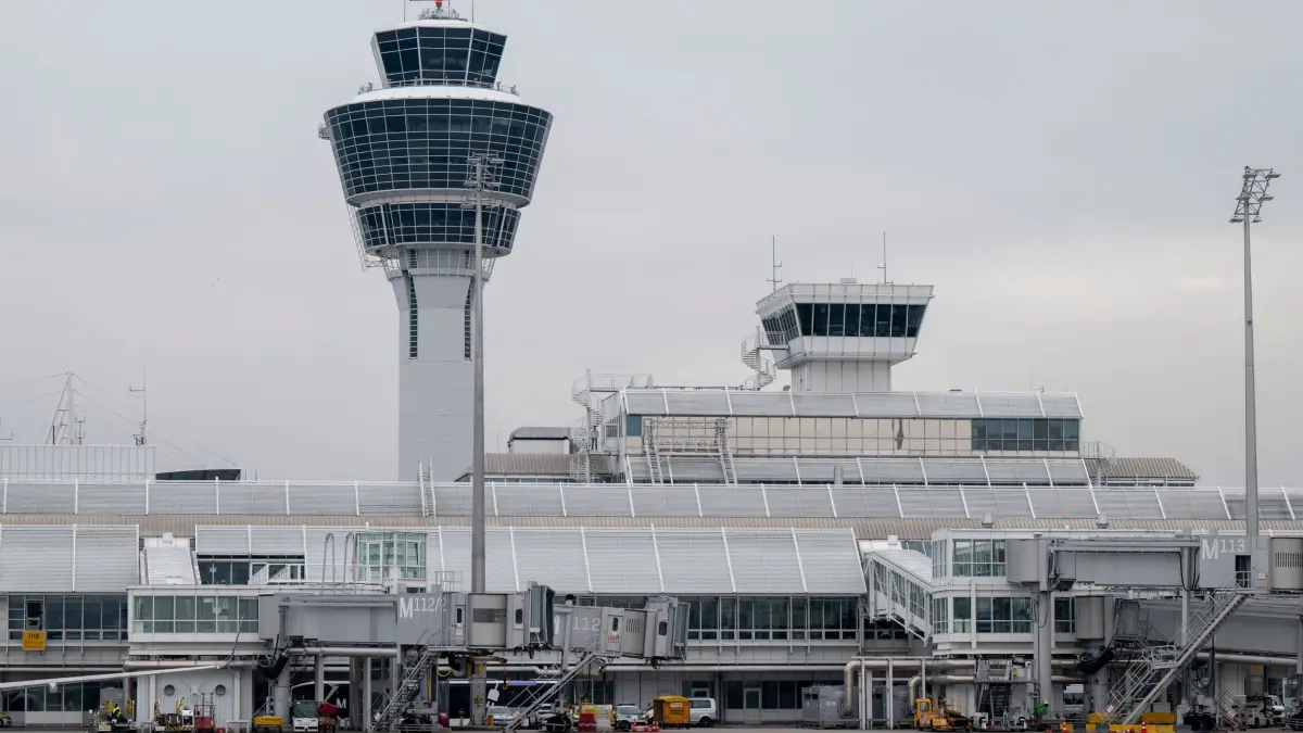 Eröffnung Erweiterungsbau am Münchner Flughafen: 13.04.2026, Bayern, Freising: Der Tower und der Terminal 1 am Münchner Flughafen am Tower. Ein Neubau am Terminal 1 ermöglicht Kapazitäten für bis zu sechs Millionen Passagiere pro Jahr. (zu dpa: «Bund weckt Hoffnung auf ICE-Bahnhof am Flughafen München») Foto: Peter Kneffel/dpa +++ dpa-Bildfunk +++