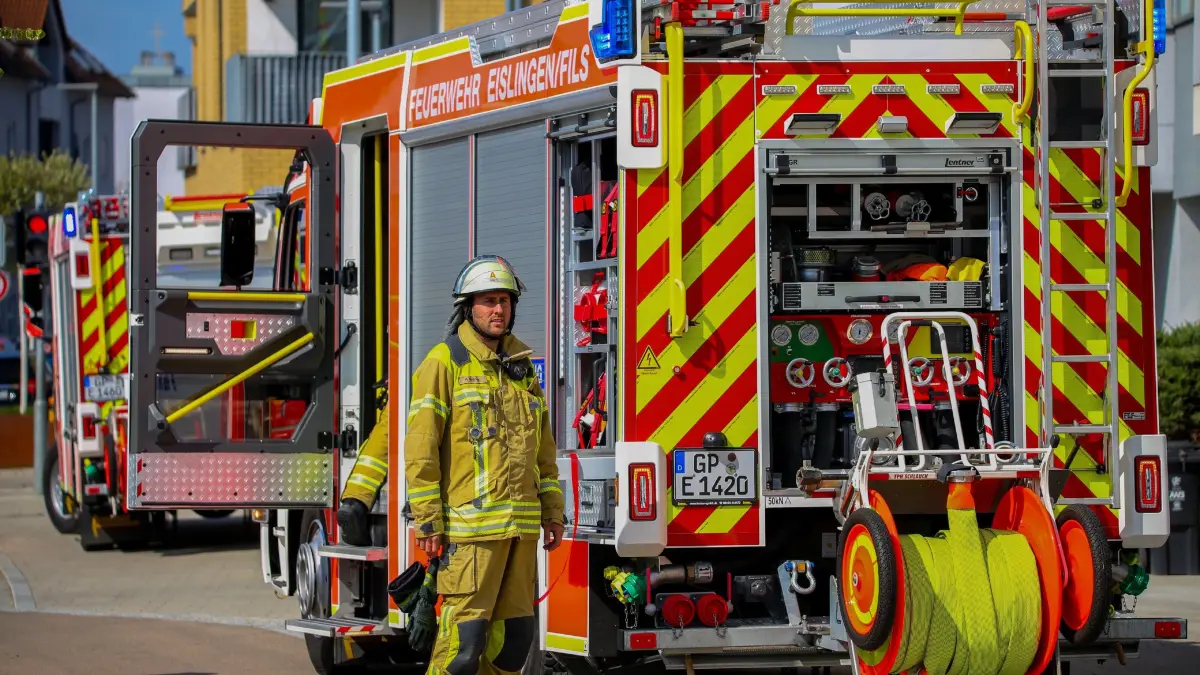 Eislingen: Brandgeruch in Wohn- und Geschaeftsgebaeude: Waehrend des laufenden internen Atemschutz-Uebungstags wurde die Feuerwehr Eislingen um 10:34 Uhr zu einem gemeldeten Brandgeruch in einem viergeschossigen Wohn- und Geschaeftsgebaeude in der Stuttgarter Strasse alarmiert. Im Kellerbereich kam es zuvor zu einem Schmorbrand im Bereich der Elektroinstallation. Dies fuehrte im weiteren Verlauf zu einer leichten Verrauchung des Kellerbereichs sowie einer darueberliegenden Gewerbeeinheit. Die betroffenen Bereiche wurden kontrolliert und entsprechende Belueftungsmassnahmen durchgefuehrt. Im weiteren Verlauf wurde die Gewerbeeinheit durch Fachkraefte stromlos geschaltet.