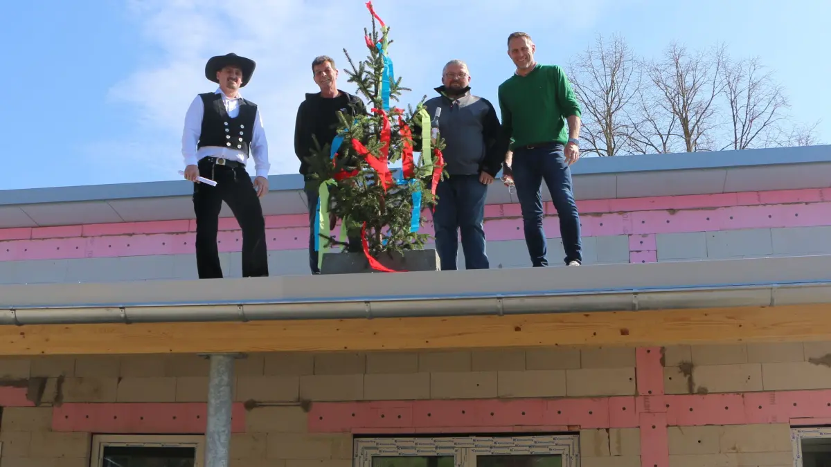 Richtfest beim neuen Tennisheim des TSV Crailsheim (von links): Die Zimmerer Tobias Ott und Bernd Immel sowie Bauunternehmer Bernd Walter und Abteilungsleiter Tobias Glass.