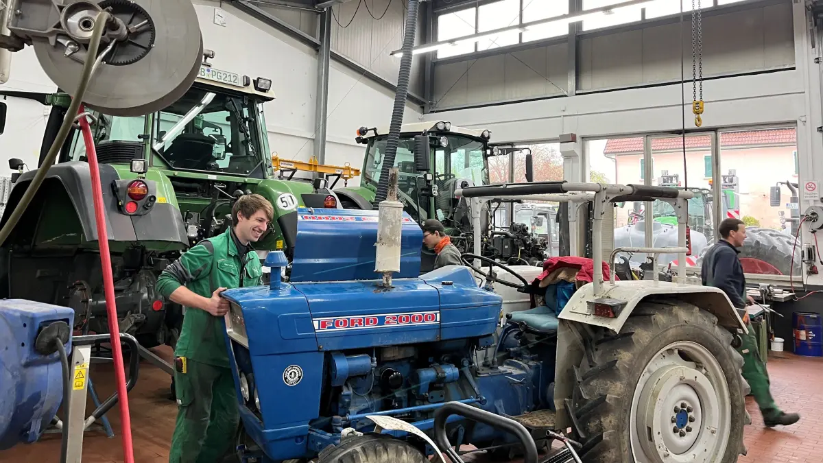 Philipp Schwab, stellvertretender Werkstattleiter der Eutinger Bay Wa, schaut auf einen zu reparierenden Traktor.