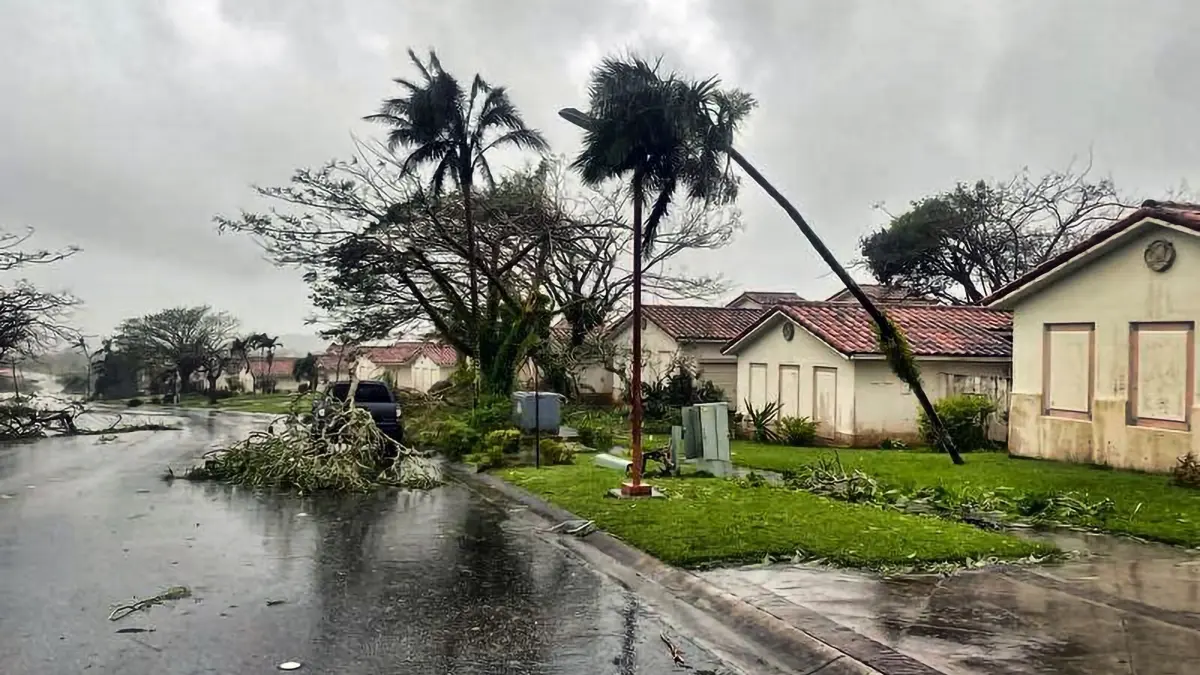 Taifun Sinlaku: HANDOUT - 25.05.2023, USA, Yona: Auf diesem im Mai 2023 von der US-Küstenwache zur Verfügung gestellten Bild liegen umgestürzte Äste in einem Viertel in Yona, Guam, nachdem Taifun Mawar über die Insel hinweggezogen ist. Angesichts des herannahenden Supertaifuns «Sinlaku» haben die Behörden auf den Nördliche Marianen die höchste Alarmstufe ausgerufen. Auch das weiter südlich gelegene US-Territorium Guam bereitet sich vor. (zu dpa: «Supertaifun «Sinlaku» bedroht US-Außengebiete im Pazifik») Foto: Adam Brown/U.S. Coast Guard via AP/dpa - ACHTUNG: Nur zur redaktionellen Verwendung und nur mit vollständiger Nennung des vorstehenden Credits +++ dpa-Bildfunk +++