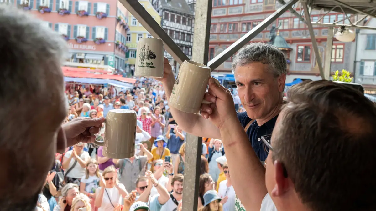 (ohne Überschrift): Vorsicht: Dieses Foto ist möglicherweise nur für den einstigen Verlag Schwäbisches Tagblatt verwendbar. Tübingen, Stadtfest.
Der Faßanstich mit Chris Tailor, OB Ann Arbor, gelingt mit zwei Schlägen.
Aufnahme Klaus Franke 14.07.2023