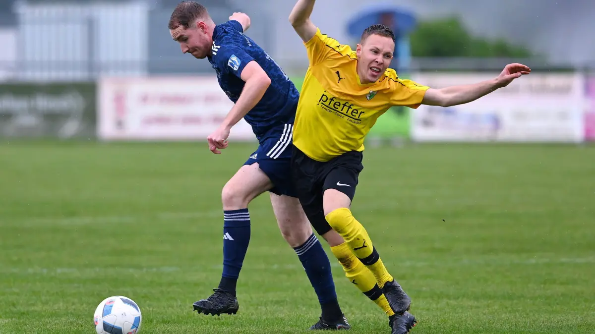 Fussball Bezirksliga FDS: SGM Felldorf / Bierlingen - SV Guendringen: Vorsicht: Dieses Foto ist möglicherweise nur für den einstigen Verlag Schwäbisches Tagblatt verwendbar. Fussball Bezirksliga FDS 2022/2023 07.05.2023
SGM Felldorf / Bierlingen - SV Guendringen
Daniel Axnix (li, SV Guendringen) und Jonas Beiter (re, SGM Felldorf / Bierlingen)
FOTO: ULMER Pressebildagentur
xxNOxMODELxRELEASExx