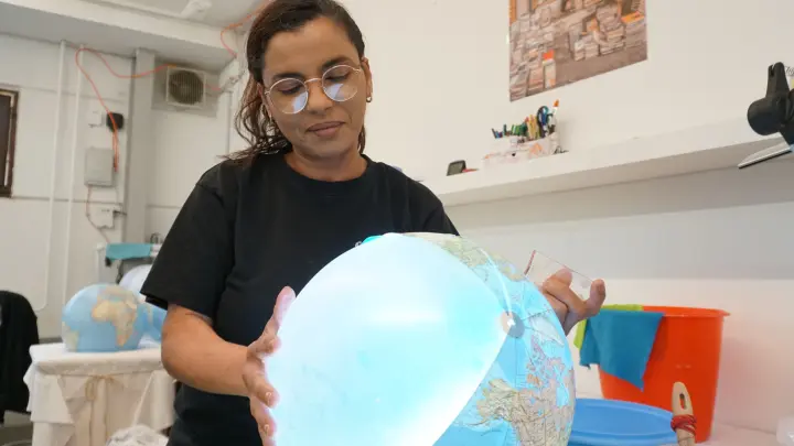 Wie es Columbus schafft, mit Globen am Ball zu bleiben