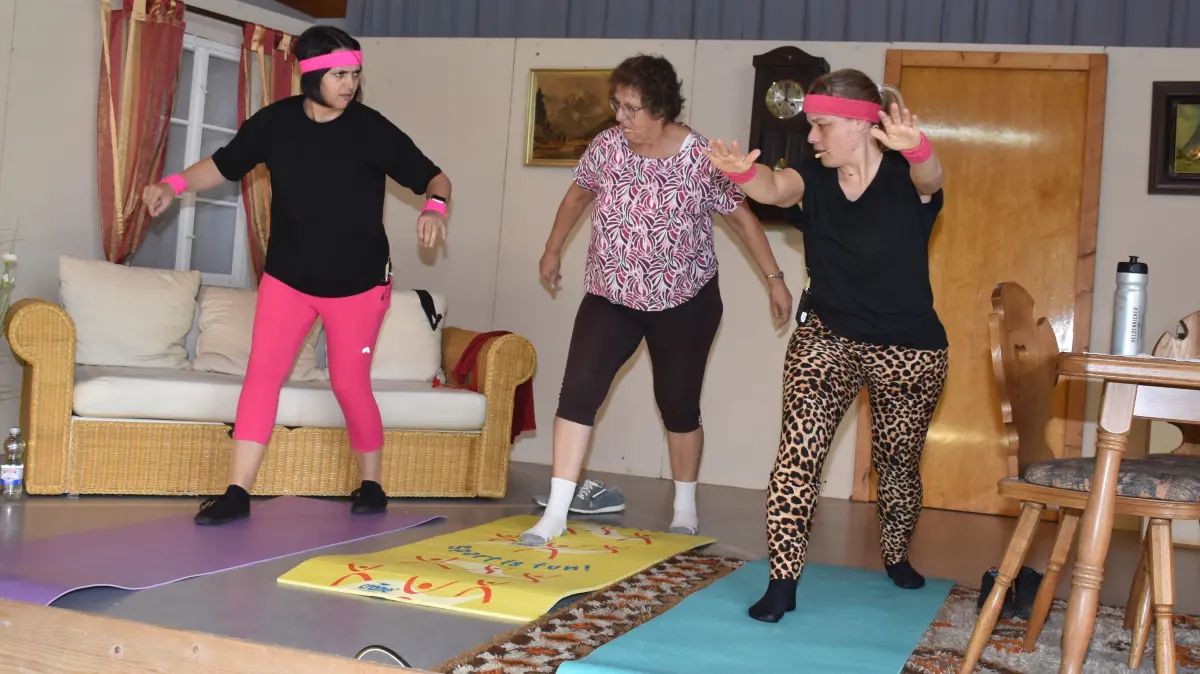 Sportliches Training für die „knackigen Fotos“: Sonja Pfister, Mechthild Scheffler und Verena Hinger zeigen, was die Landfrauen so drauf haben.