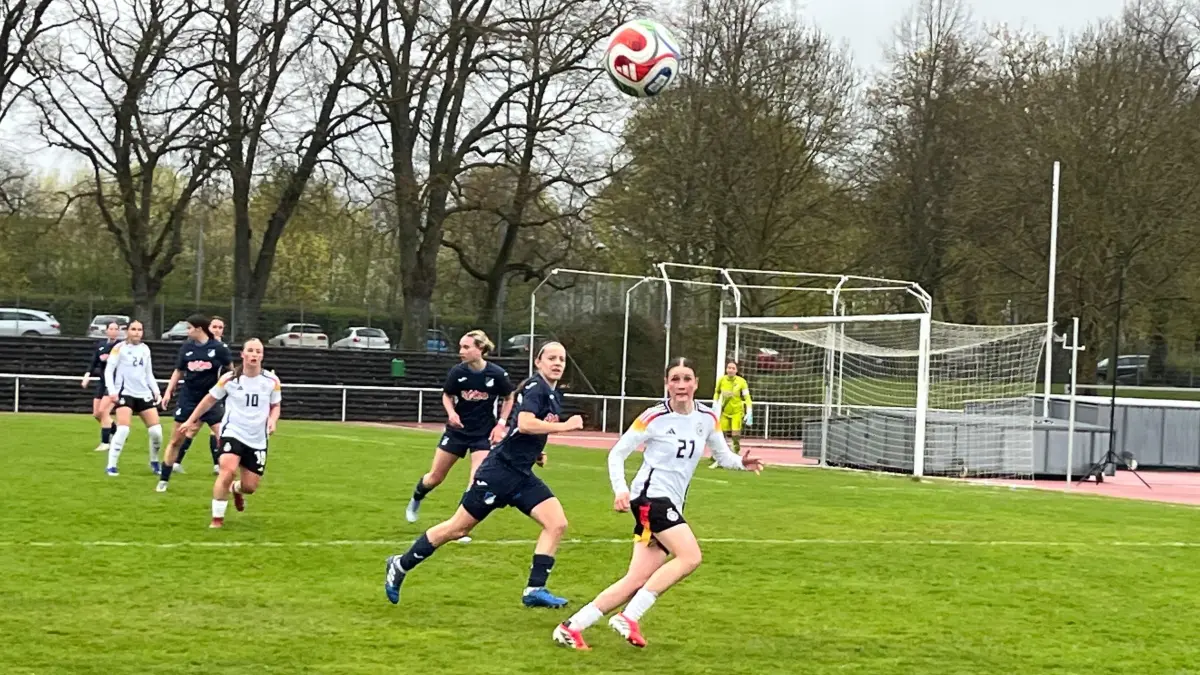 Leni Markert (rechts vorne) aus Wachbach hofft darauf, bei der U-17-Europameisterschaft in Belfast für Deutschland spielen zu dürfen. Sie spielt jetzt für den SC Freiburg, davor lief sie auch für die B-Juniorinnen des TSV Crailsheim auf.
