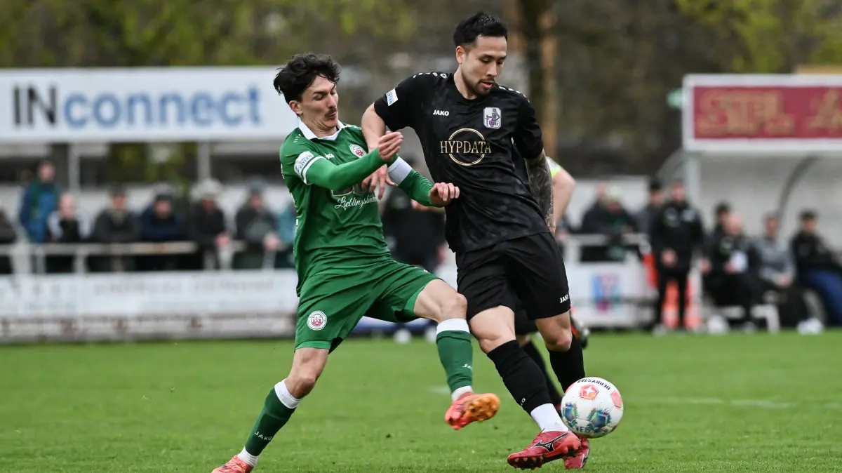 Regionalliga Bayern; VfB Eichstätt - TSV Schwaben Augsburg; 14.04.2026: Regionalliga Bayern VfB Eichstätt - TSV Schwaben Augsburg 14.04.2026 EICHSTÄTT, GERMANY - 14. APRIL: im Duell Jonas FRIES VfB Eichstätt 22 und Achitpol KEEREEROM TSV Schwaben Augsburg 29 während dem Match zwischen dem VfB Eichstätt und dem TSV Schwaben Augsburg am 19. Spieltag der Regionalliga Bayern im Hirsch Sportpark *** Regionalliga Bayern VfB Eichstätt TSV Schwaben Augsburg 14 04 2026 EICHSTÄTT, GERMANY 14 APRIL Jonas FRIES VfB Eichstätt 22 and Achitpol KEEREEROM TSV Schwaben Augsburg 29 during the match between VfB Eichstätt and TSV Schwaben Augsburg on matchday 19 of the Regionalliga Bayern at Hirsch Sportpark Copyright: xBEAUTIFULxSPORTS/Goldbergx