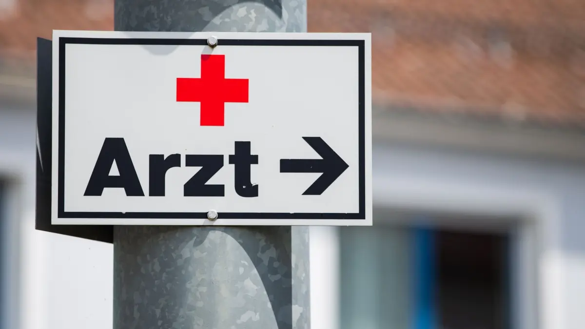 Landarztquote kommt: ARCHIV - 03.06.2020, Baden-Württemberg, Stuttgart: Ein Schild mit der Aufschrift «Arzt» hängt an einer Straßenlaterne. Thüringen hat nun die rechtlichen Weichen dafür gestellt, dass an der Uni Jena auch solche Bewerber zum Medizinstudium zugelassen werden, die sich verpflichten, nach dem Studium für zehn Jahre in bestimmten ländlichen Gebieten als Arzt zu arbeiten. (zu dpa: «Saarland vergibt mehr Studienplätze über Landarztquote») Foto: Tom Weller/dpa +++ dpa-Bildfunk +++