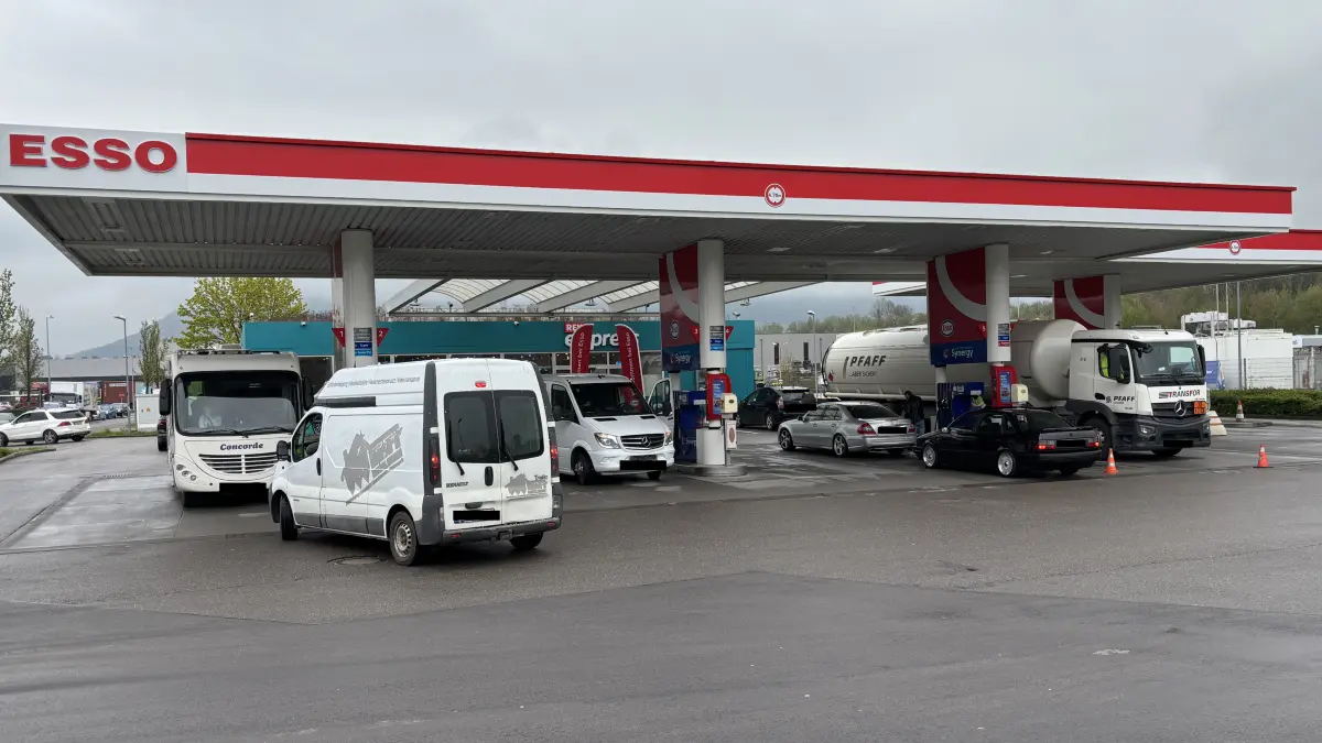 Metzingen bleibt nicht verschont von den erhöhten Preisen beim Tanken. Hiesige Unternehmen müssen genau wie Privatkunden tiefer in den Geldbeutel greifen.