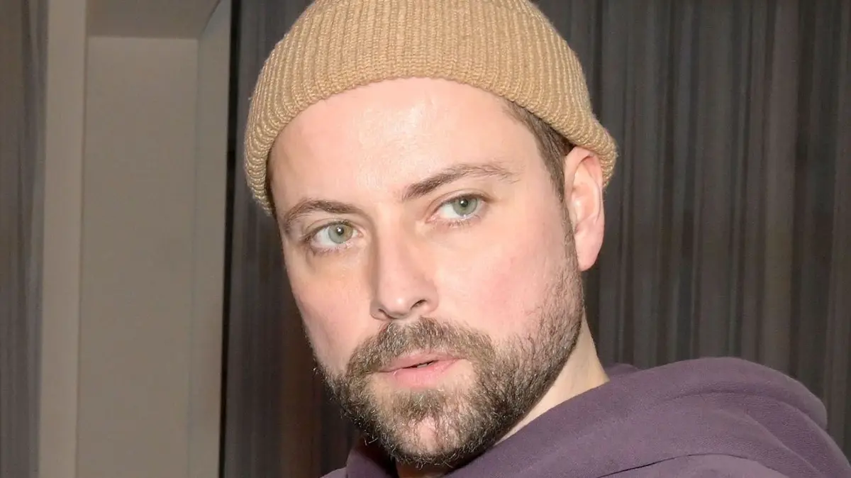 John (Felix von Jascheroff) hat Angst vor Zoes Rache.