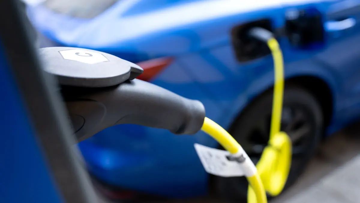 Elektroauto an Ladesäule: ARCHIV - 20.01.2025, Bayern, München: Ein Elektroauto steht in der Innenstadt an einer Ladesäule. (zu dpa: «Hamburg verdoppelt E-Auto-Zulassungen im März») Foto: Sven Hoppe/dpa +++ dpa-Bildfunk +++