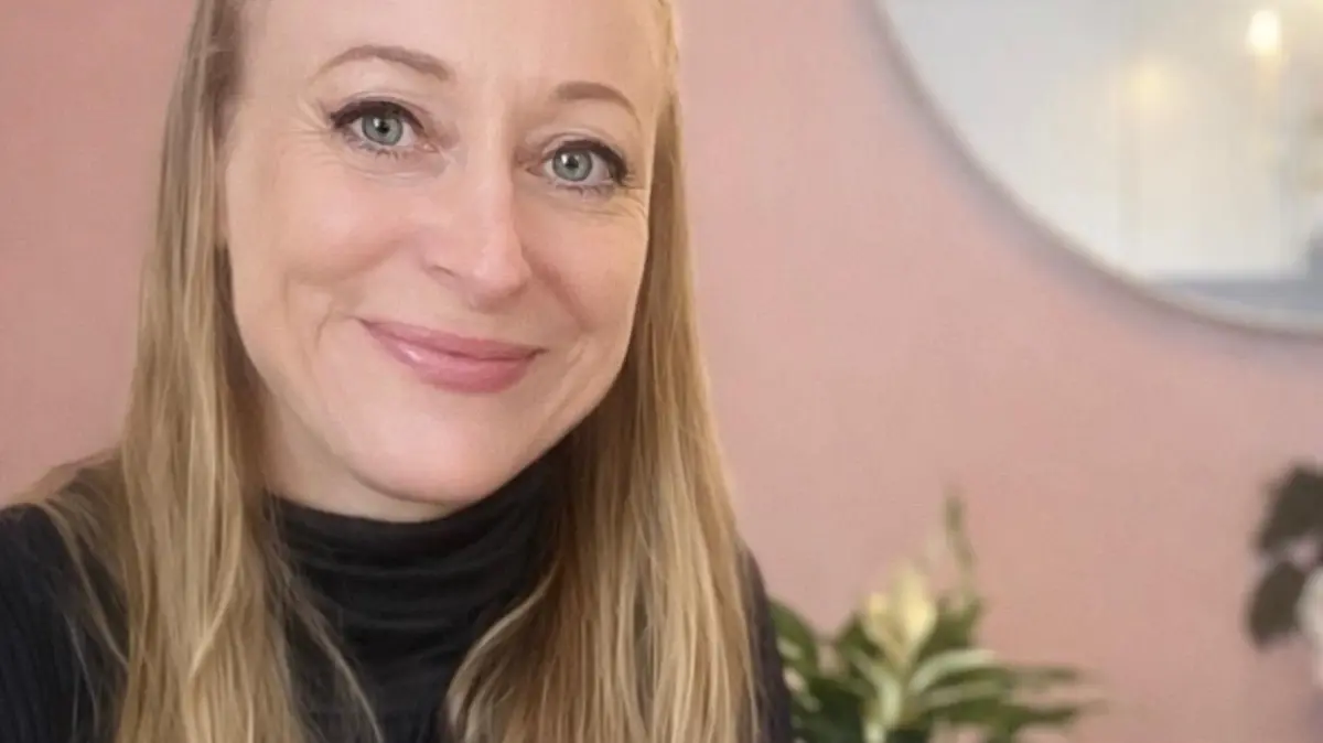 Sabrina Jasmin Beller präsentiert stolz ihr Erstlingswerk: Ein Ratgeber zur Aktivierung der eigenen Selbstheilungskräfte