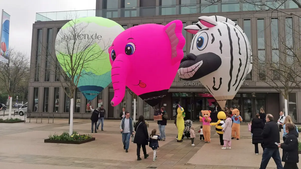 Mini-Ballons vor der Reutlinger Stadthalle: Werbung für "Ballonblühen" im Oktober.