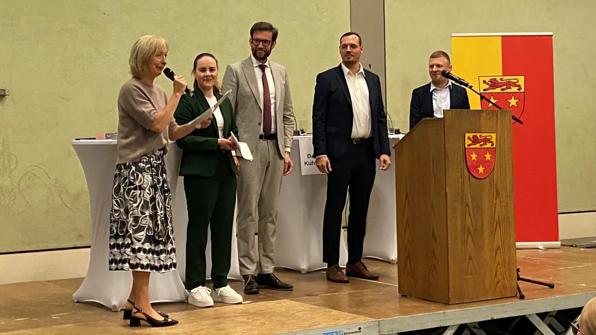 Kandidatenvorstellung in Winzingen von links Moderatorin Ursula Seimetz Sarah Ferschmann, Bernd Schwartz, Danny Kuhl-Zaussinger und Matthias Bopp.