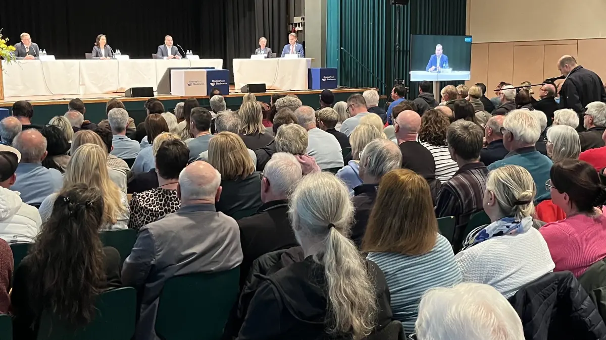 Die drei Bürgermeister-Kandidaten auf dem Podium in der Blaubeurer Stadthalle (von links): Viktor Kaczmarek, Mirijam Mikat und Robin Menholz.