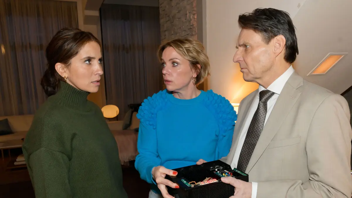 Laura (Chryssanthi Kavazi, l.), Yvonne (Gisa Zach) und Jo Gerner (Wolfgang Bahro) haben Todesangst.