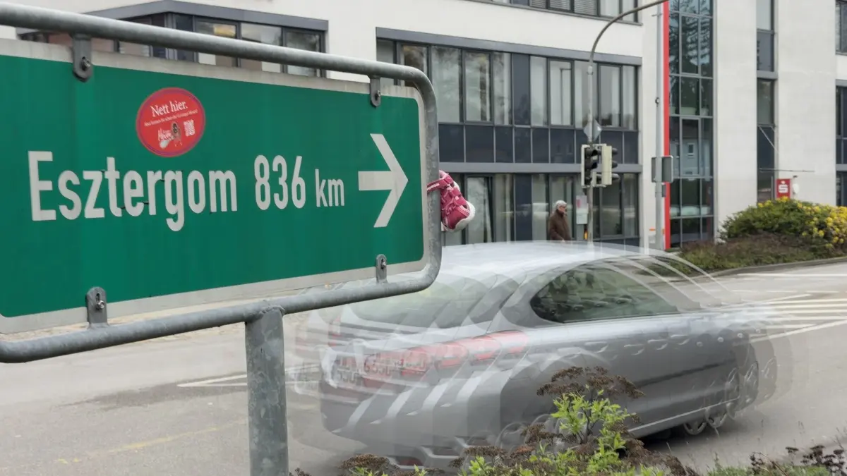 Hier geht's nach Esztergom: Ein Schild in der Ehinger Lindenstraße weist auf die ungarische Partnerstadt hin.