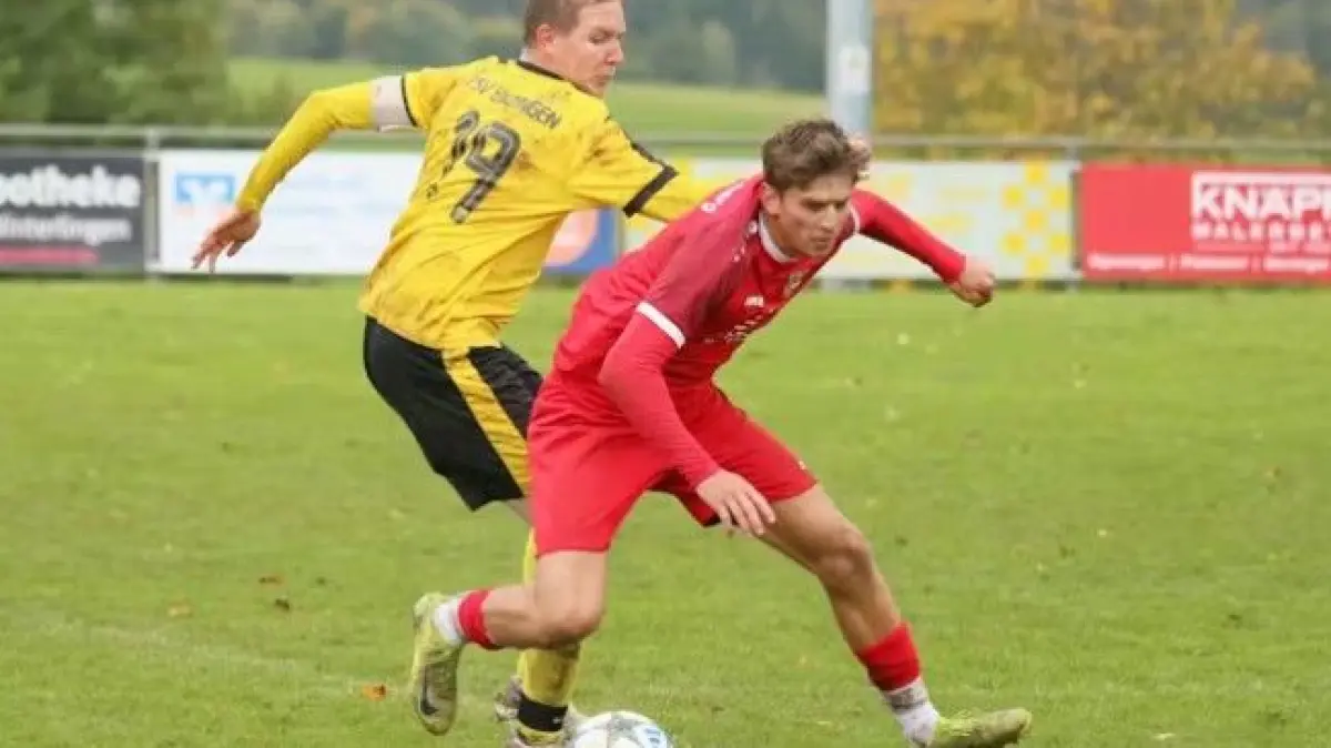 Der TSV Benzingen (gelbe Trikots) um seinen Kapitän Kevin Maier musste zuletzt einen Nackenschlag am „Grünen Tisch“ einstecken. Profiteur war unter anderem die SGM Heuberg – hier eine Szene aus dem Hinspiel der Teams. Am Sonntag steht das Rückspiel an.