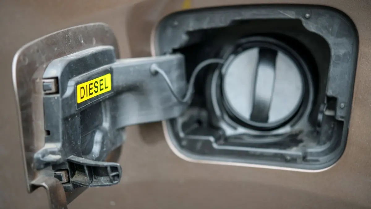 Diesel-Diebstahl in Thüringen: ARCHIV - 06.03.2018, Brandenburg, Frankfurt (Oder): Der Schriftzug «Diesel» auf einem geöffneten Tankdeckel an einem Fahrzeug der Automarke Toyota. (zu dpa: «Diesel-Diebe zapfen in Erfurt 900 Liter ab») Foto: Patrick Pleul/dpa-Zentralbild/dpa +++ dpa-Bildfunk +++