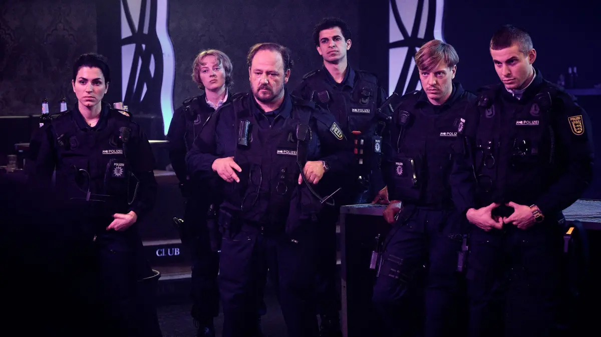 Die sechs Bereitschaftspolizisten haben etwas zu verbergen.