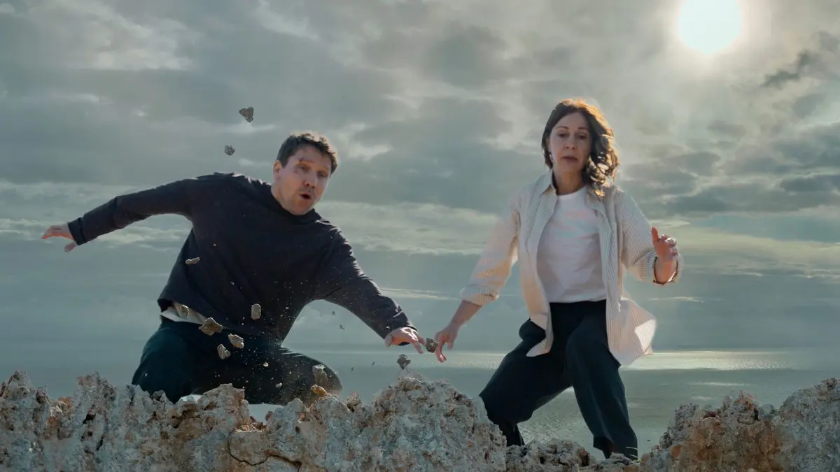 TV Ausblick ARD - „Zielfahnder - Kalte Sonne“: HANDOUT - 06.04.2026, -: Zielfahnder Lars Röwer (Hanno Koffler, l.) und Hanna Landauer (Ulrike C. Tscharre) sind in einer Szene des Films «Zielfahnder - Kalte Sonne» auf der Flucht und müssen sich entscheiden, ob sie ins Meer springen. Der Krimi wird am 18.04.2026 um 20:15 Uhr im ERSTEN gezeigt. Foto: Stephan Lacant/ARD Degeto/dpa - ACHTUNG: Nur zur redaktionellen Verwendung im Zusammenhang mit einer Berichterstattung über den Film und nur mit vollständiger Nennung des vorstehenden Credits +++ dpa-Bildfunk +++