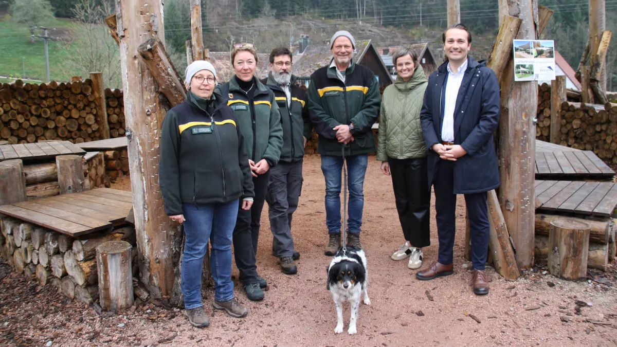 Stellen die Pläne vor (von links): Susanne Kaulfuß, Helgard Gaiser, Reiner Brechenmacher, Waldpädagoge Stephan Kemper mit Hündin Mila, Tourismusdirektorin Christina Palma-Diaz und Oberbürgermeister Adrian Sonder.
