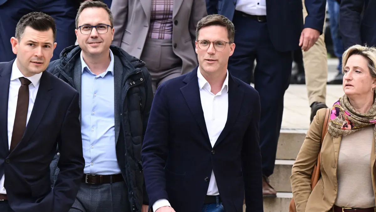 Koalitionsverhandlungen zwischen Grünen und CDU beginnen: 15.04.2026, Baden-Württemberg, Stuttgart: Die CDU Politiker Tobias Vogt (v.l. Generalsekretär), Andreas Deuschle, Manuel Hagel (Verhandlungsführer) und Nicole Hoffmeister-Kraut, Wirtschaftsministerin von Baden-Württemberg, gehen gemeinsam in die Sparkassenakademie zu den beginnenden Koalitionsverhandlungen zwischen Grünen und CDU. Foto: Bernd Weißbrod/dpa +++ dpa-Bildfunk +++